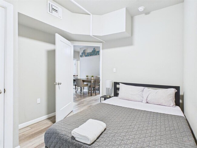 Photo - 911 W 22nd St Unit 302