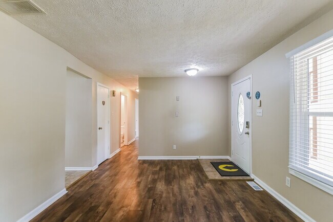 Photo - 4825 Manker St