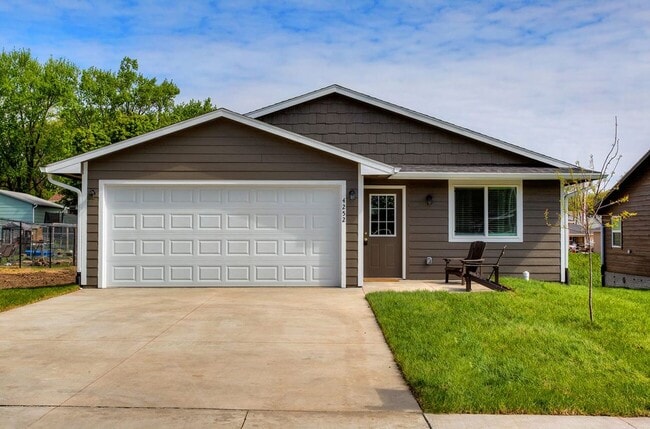 Building Photo - 3 Bedroom Homes for rent in Pleasant HIll, IA Unit 275 Hillside Drive