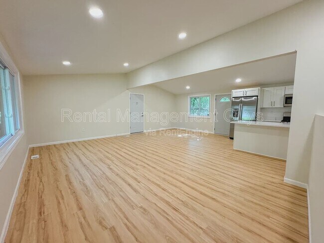 Photo - 835 Minnesota Ln