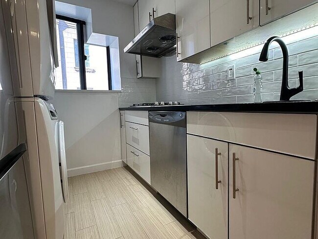 Photo - 173 Grand St