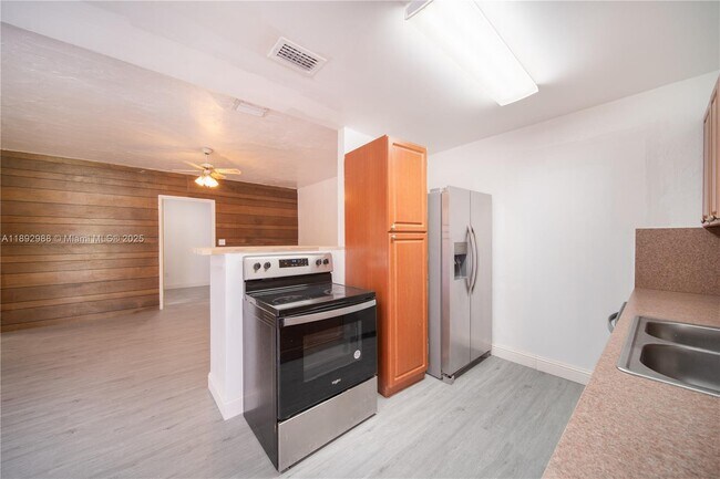 Photo - 435 SW 33rd Ave Unit 4