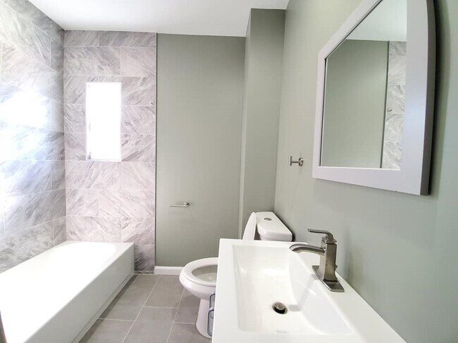 Photo - 100 W 21st St