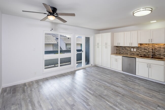 1098 Kumukumu St