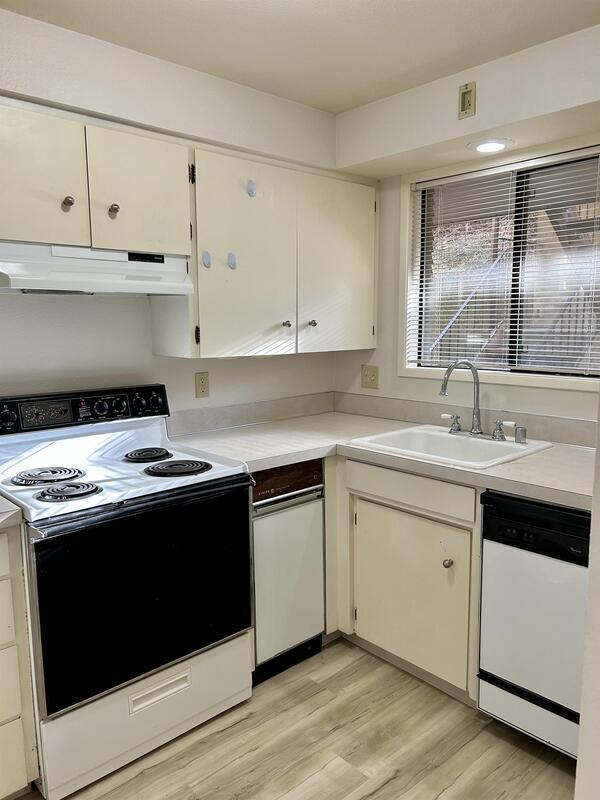 Building Photo - 103 La Villa Dr