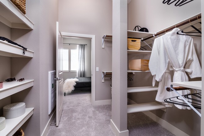 Vestidor - AMLI Littleton Village