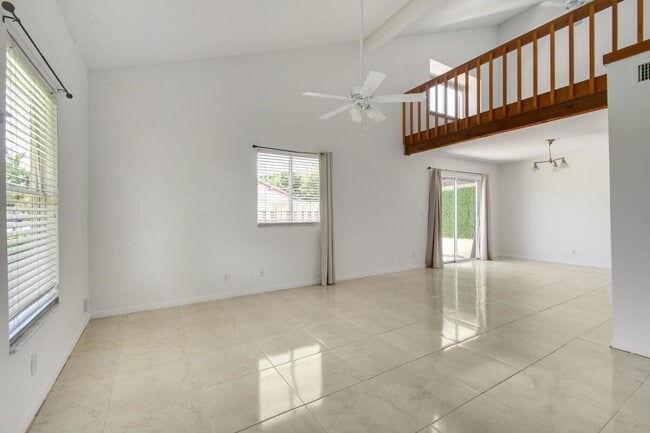 Photo - 324 Maplecrest Cir