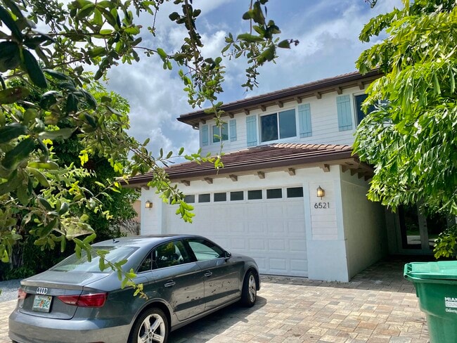 Building Photo - 6521 SW 33rd St