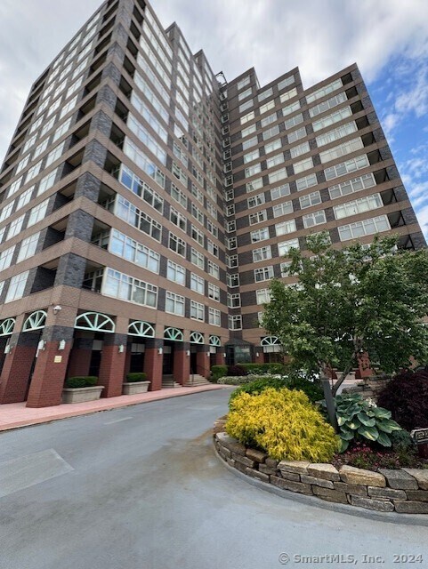 Photo - 235 E River Dr Unidad APT 503