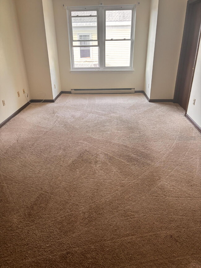 Photo - No more commute! Large 2 unit with parking - walk to downtown and BIW. Unidad 2