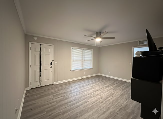 Sala de estar - 3704 Riviera Rd