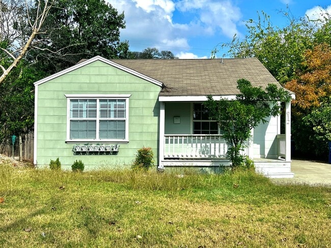 Building Photo - Cozy 2/1 Home