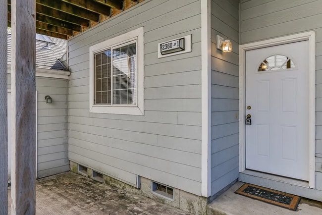 Building Photo - IveJ02 Unit 01