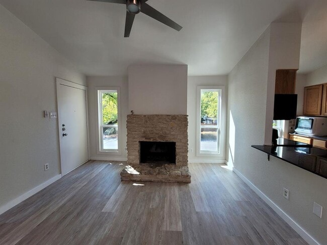 Building Photo - 104 W 35th St Unit 5