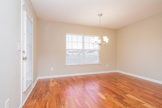 Photo - 406 Birdstone Dr