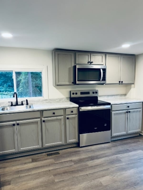 Building Photo - 1450 Maplewood Dr Rental