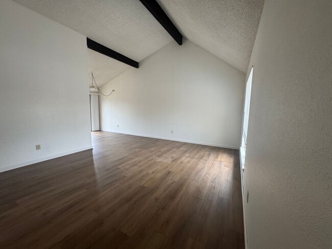 Building Photo - R7560S Unit B