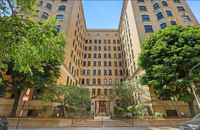 Building Photo - 559 W Surf St