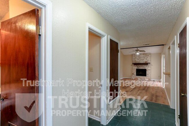 Photo - 1120 Royal Crest Dr