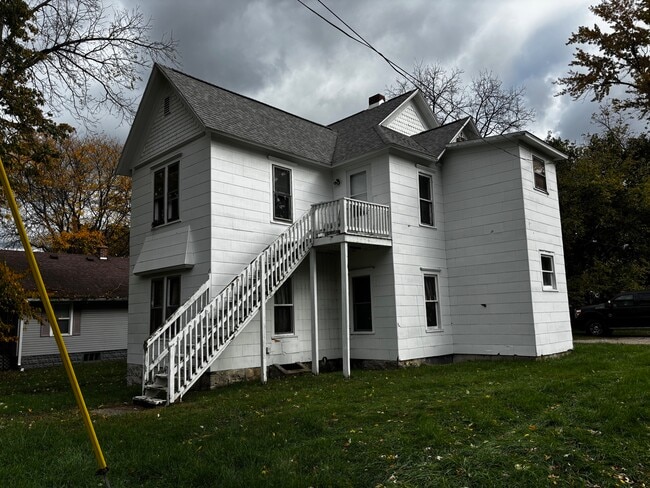 Building Photo - 129 Meachem Ave Unit 2