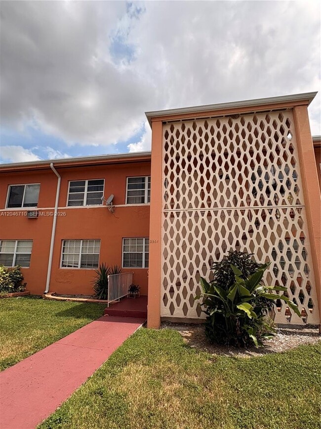Photo - 3501 SW 10th St Unit 1B