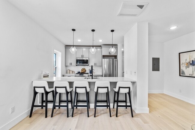 Building Photo - 208 Spencer Ave Unit 7