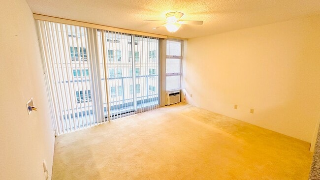 Photo - Diamond in the rough 1 bedroom with den in Honolulu! Unit 1407