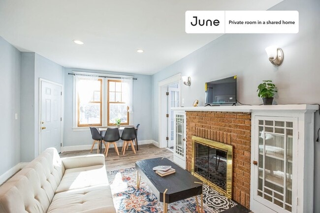 Room in Shared 7 bed/6 bath home in Dupont Park