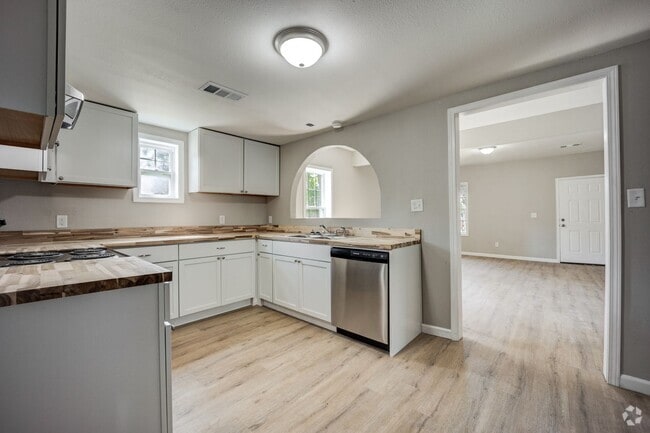 Building Photo - Freshly Updated 3 Bedroom House