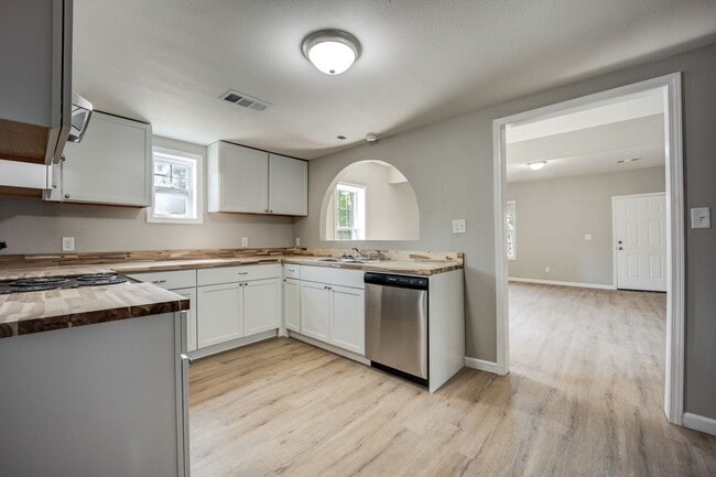 Freshly Updated 3 Bedroom House - Freshly Updated 3 Bedroom House