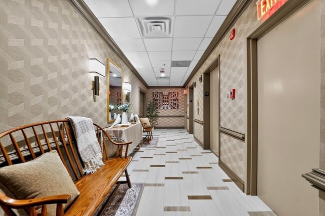 Photo - 10 E Lee St