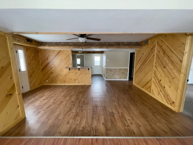 Building Photo - Large Deck