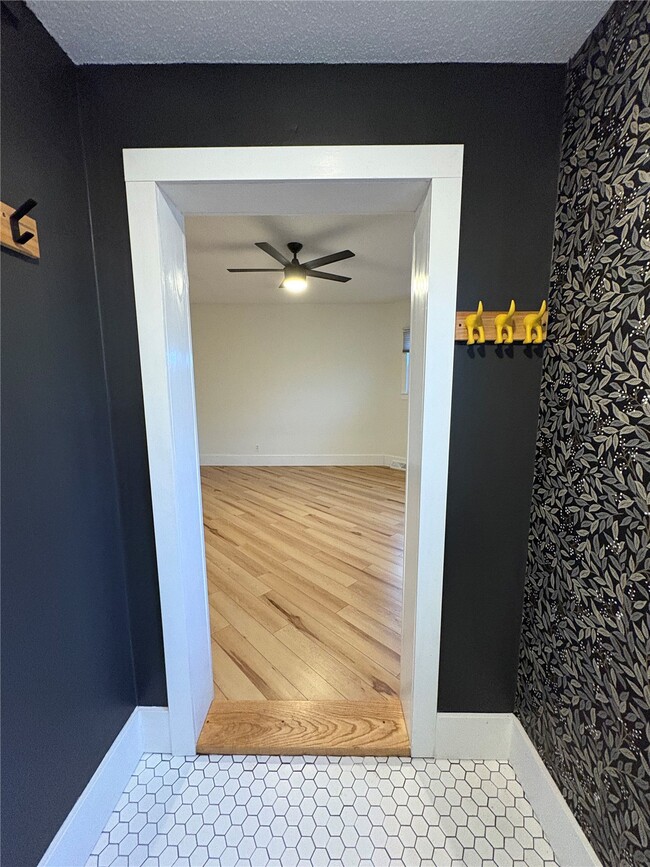 Photo - 115 W 6th St