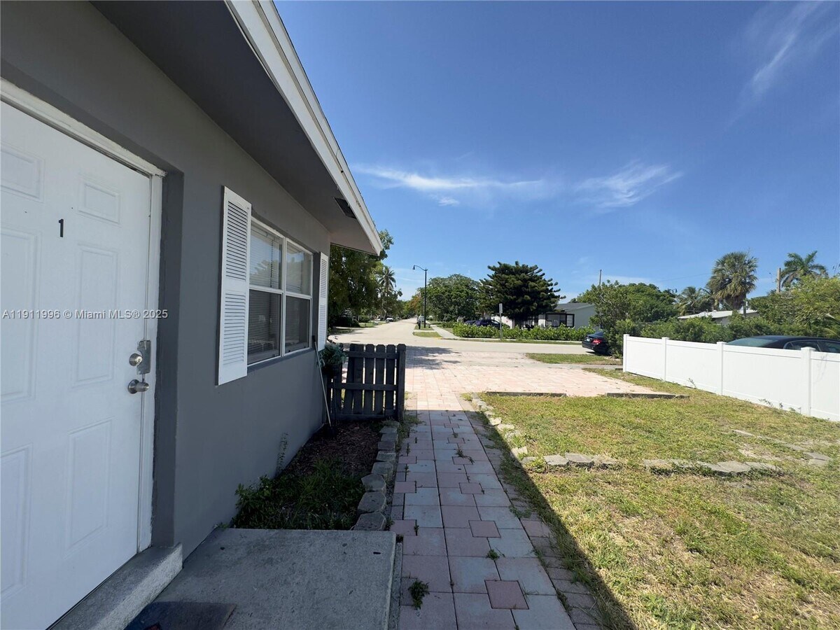 Photo - 710 NE 25th St Apartamento Unidad 1-2