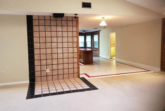 Photo - 3060 Robertson Rd