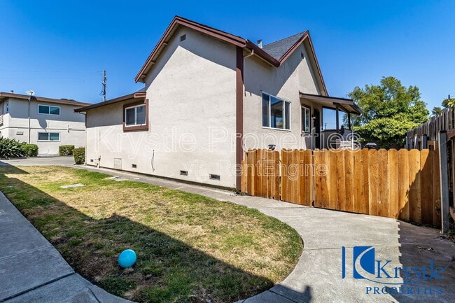 Building Photo - 1908 Solano Ave Rental