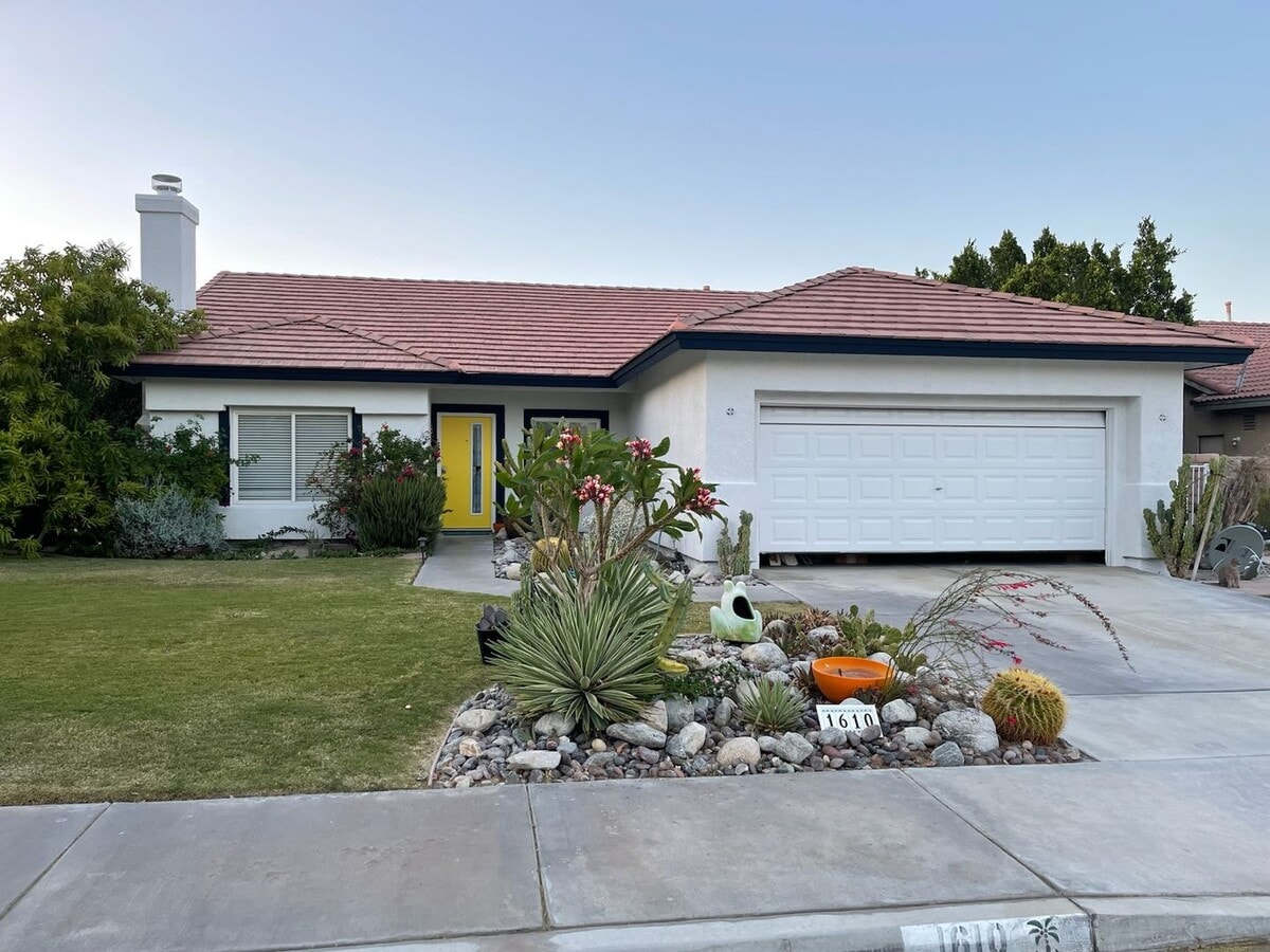3 Bed / 2 Bath with Spa and Pool! - 3 Bed / 2 Bath with Spa and Pool!