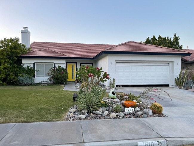 Building Photo - 3 Bed / 2 Bath with Spa and Pool!