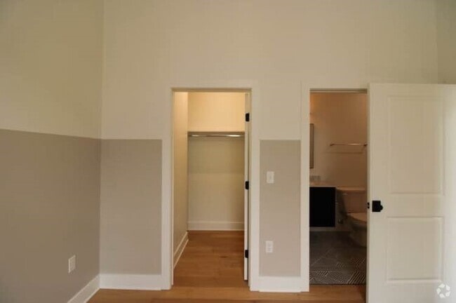 Building Photo - 30 W Broad St Rental