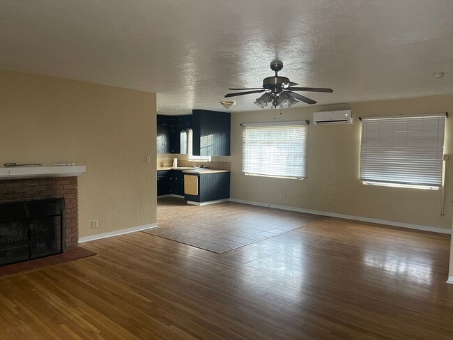 Photo - 5216 Los Arboles Ave NE