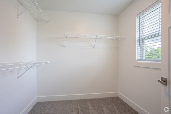3BR, 2.5BA - 1,498SF - Primary Bedroom Closet