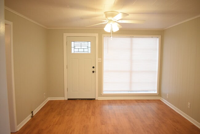 Photo - 221 N Sanders St