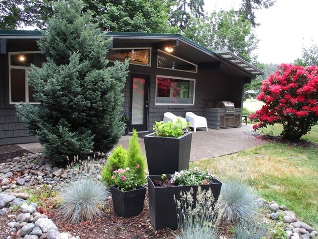 Building Photo - 3 bedroom Rambler with Above Garage Studio... Rental