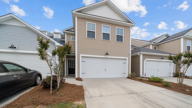 Photo - Stylish 3 Bedroom Home in in The Commons – Richmond Hill Living at Its Finest