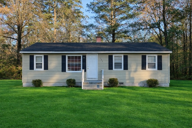 Building Photo - Quaint home located in City Limits