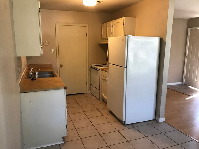 Building Photo - 700 Vassar Ct Unit A