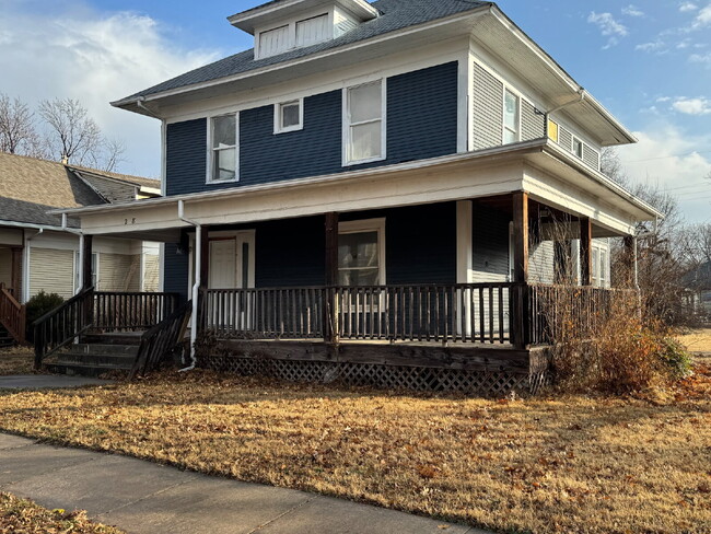 Building Photo - "Spacious 4-Bed, 3-Bath Home on South Poplar Street – 1758 Sq Ft of Comfort in Wichita!"