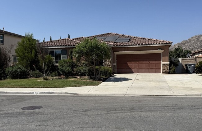 Building Photo - Gorgeous 3 Bedroom 2.5 Bathroom Home w/Fle...