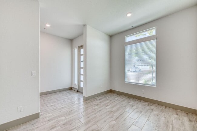 Photo - 860 Spg St W