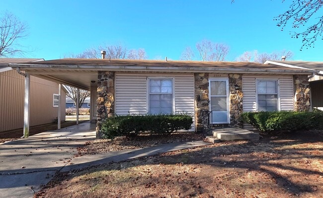 Building Photo - 2 Bedroom House close to Hospitals!  $895